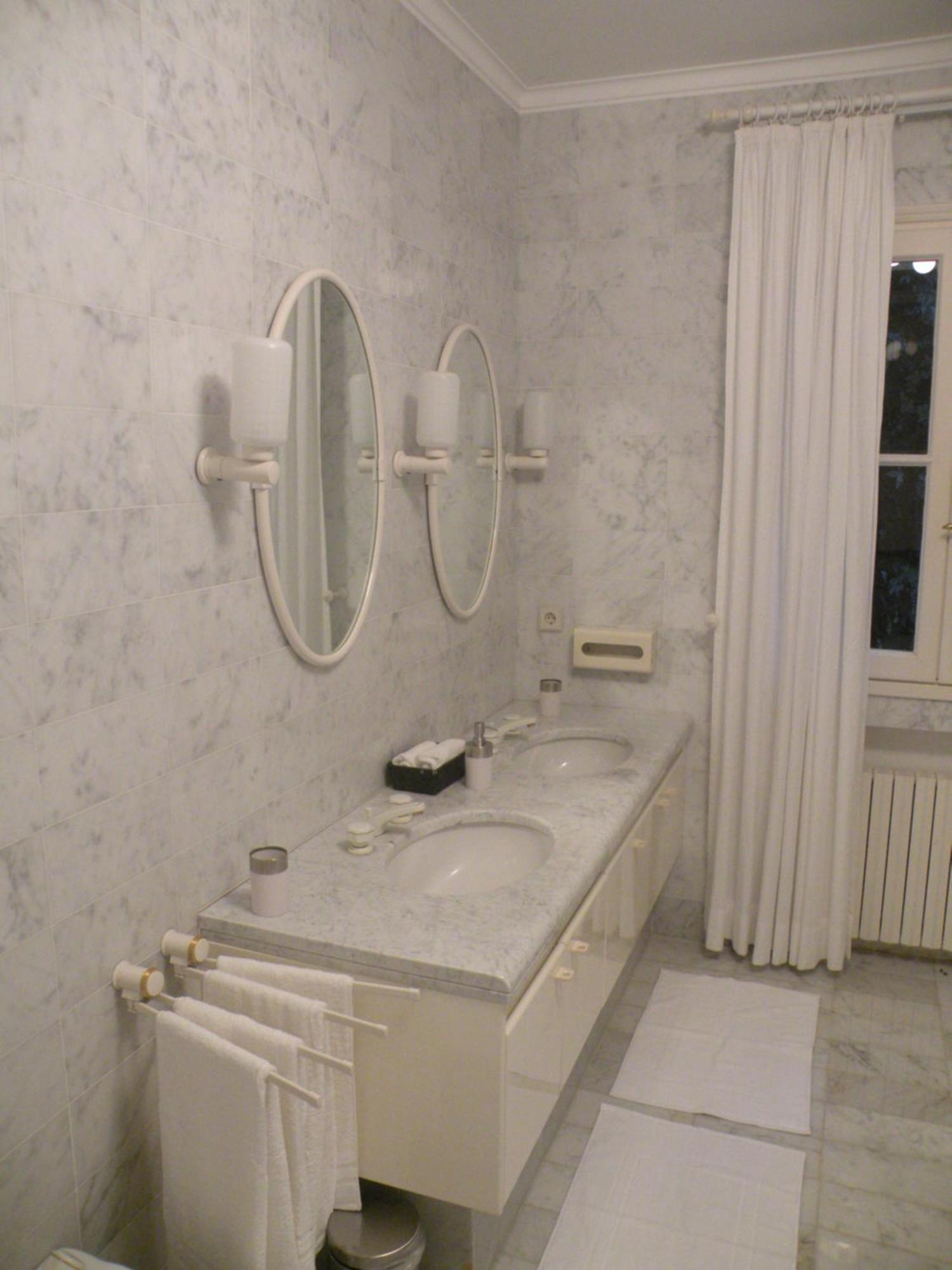 Chambre Luxueuse Au Calme Avec Vue Panoramique Sur La Baie De Cannes Et L Esterel Immense Piscine Guest house Frejus