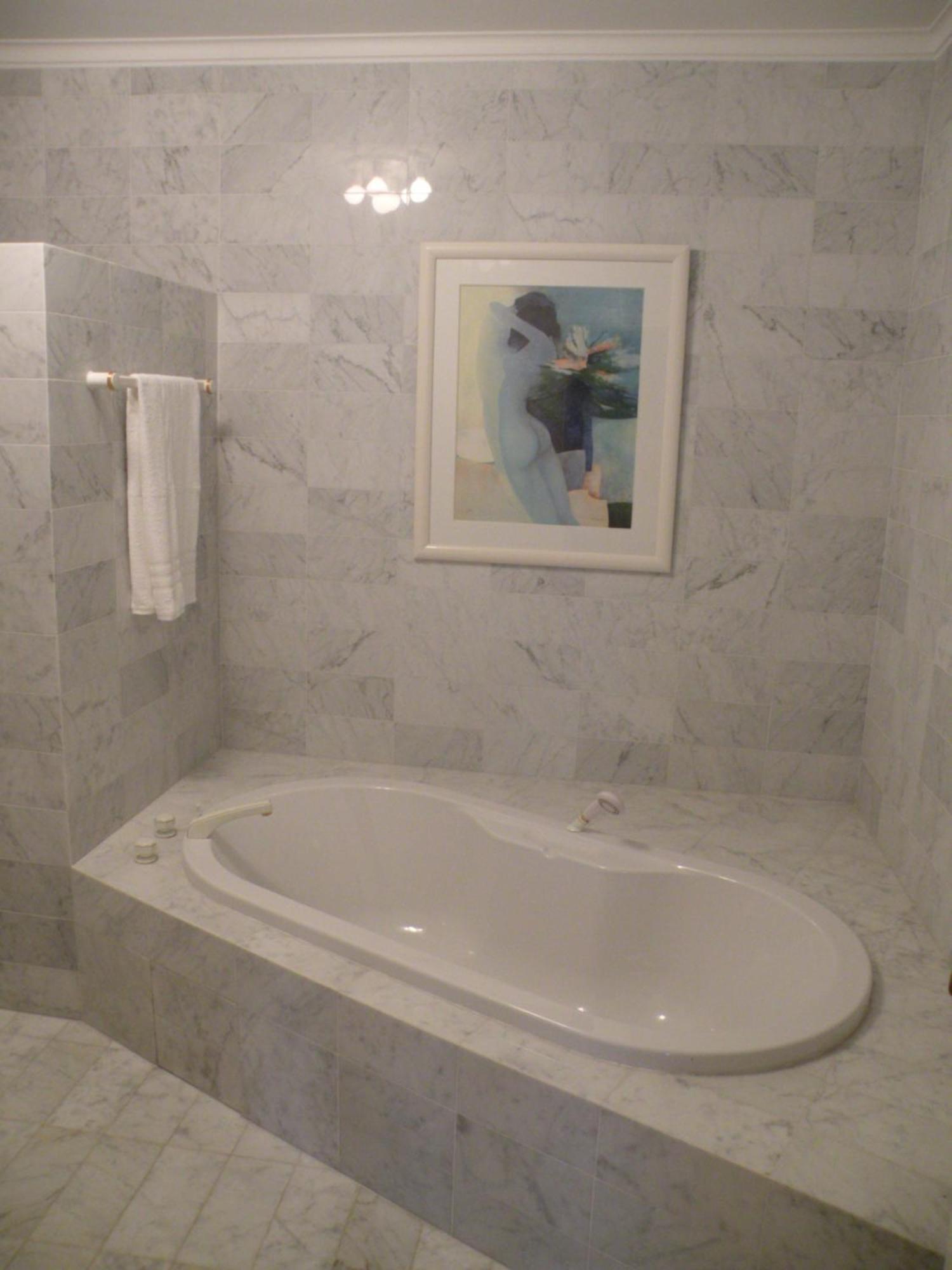 Chambre Luxueuse Au Calme Avec Vue Panoramique Sur La Baie De Cannes Et L Esterel Immense Piscine Guest house Frejus