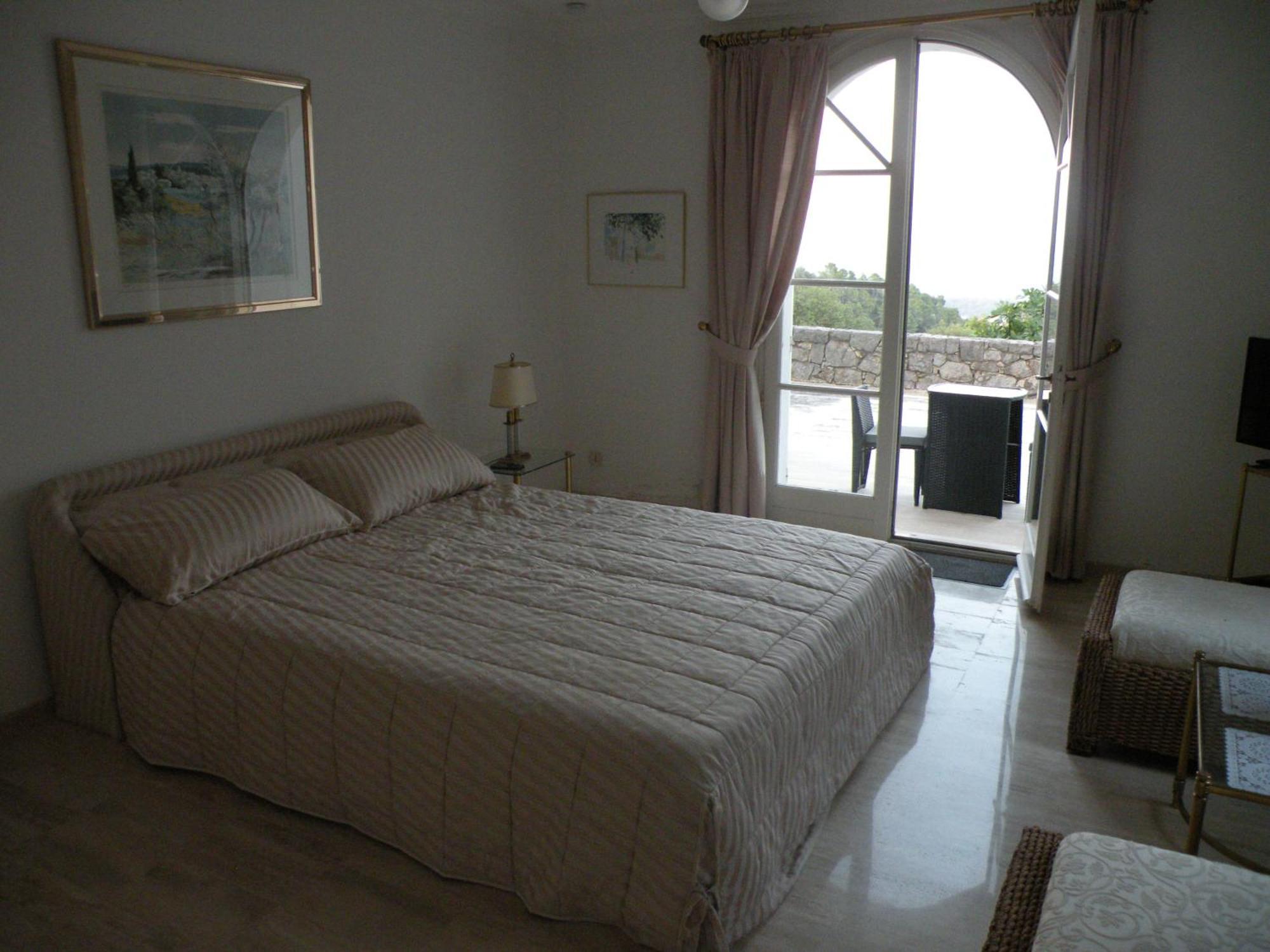 Guest house Chambre Luxueuse Au Calme Avec Vue Panoramique Sur La Baie De Cannes Et L Esterel Immense Piscine