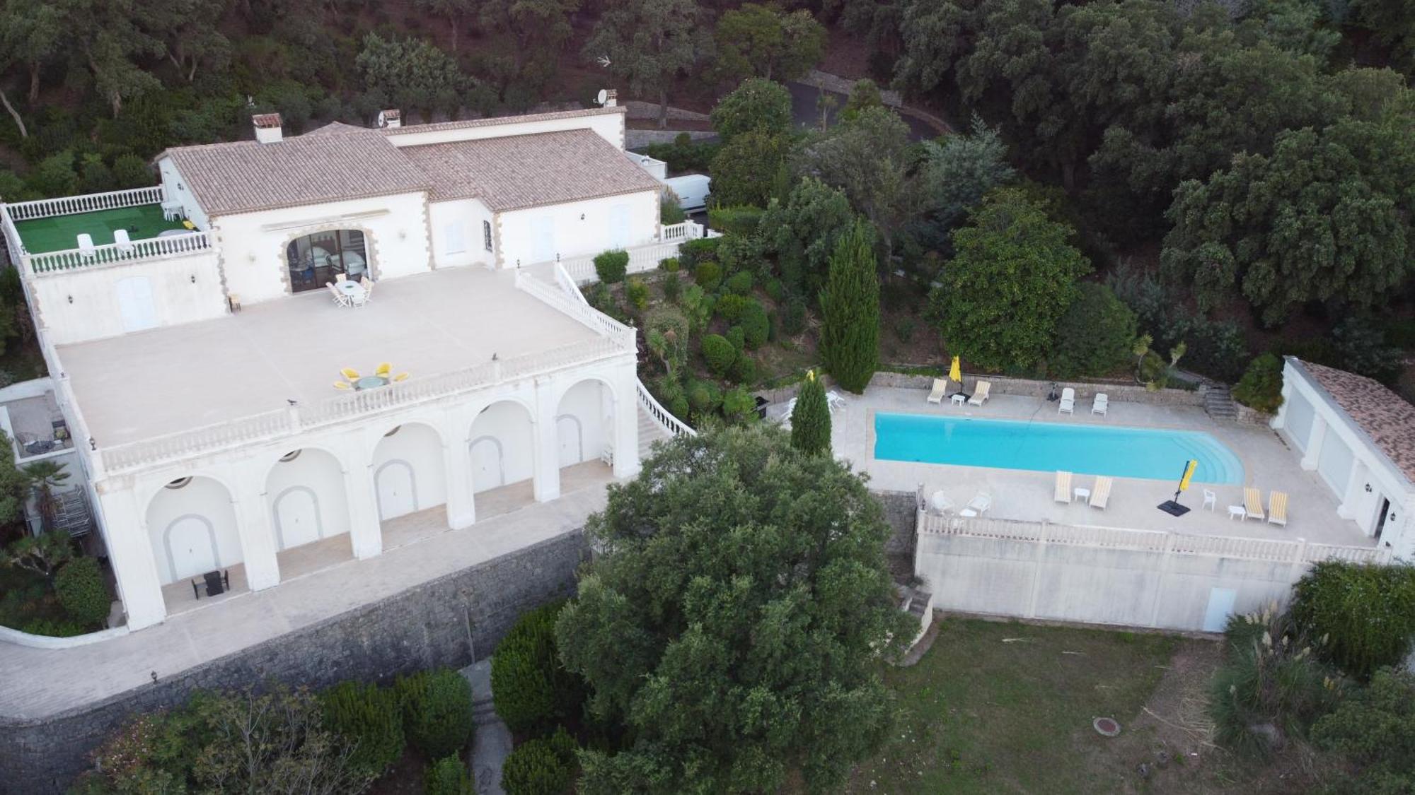 Chambre Luxueuse Au Calme Avec Vue Panoramique Sur La Baie De Cannes Et L Esterel Immense Piscine Frejus